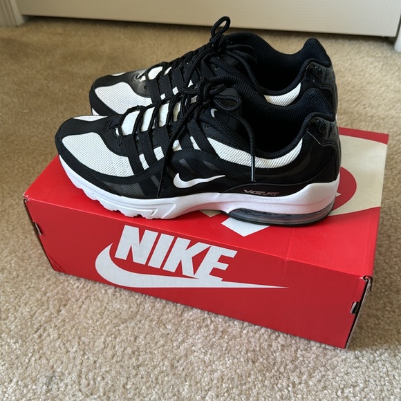 Nike air max. Like new. - Picture 2 of 4